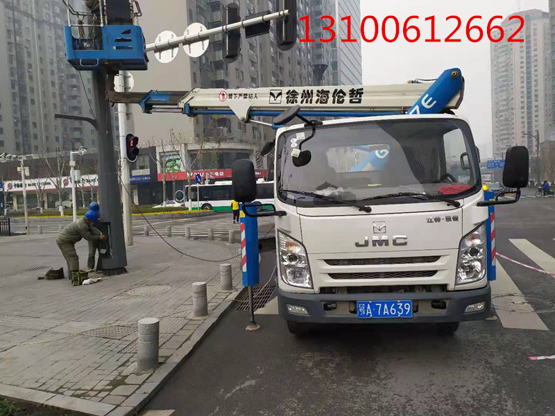 18米高空车安装红路灯施工现场