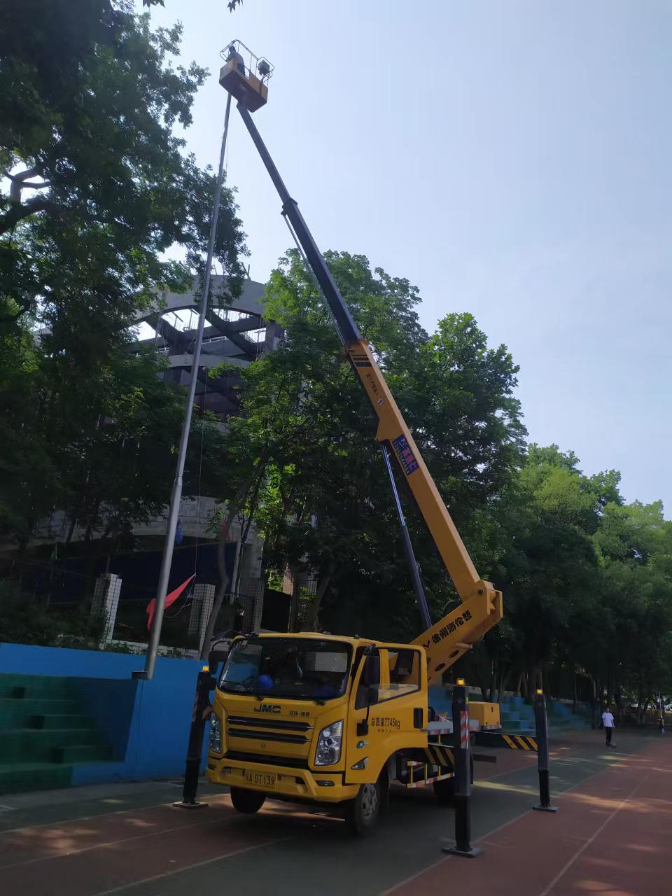 22米升降车维修红旗杆施工现场13995544664