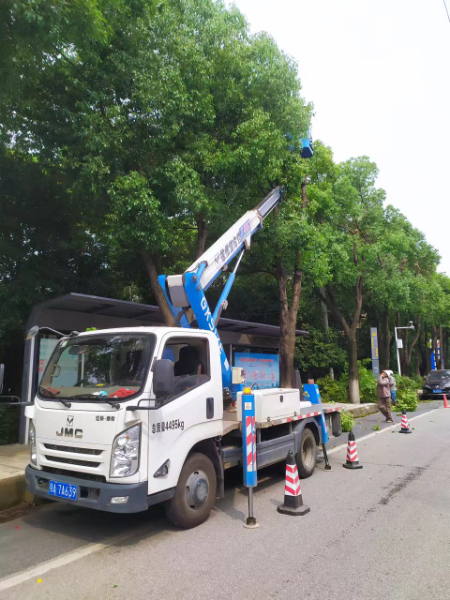 海伦哲品牌高空车园林合作修剪树枝施工现场，效率高