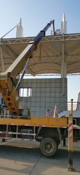 18米高空作业车供电抢修，安装路灯施工现场，效率高