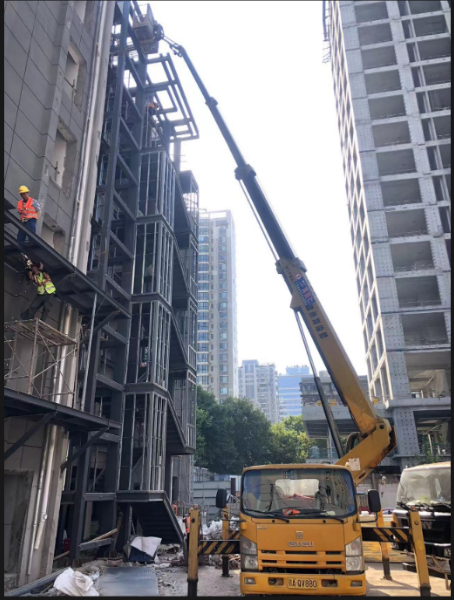 24米载人升降车房屋维修施工现场