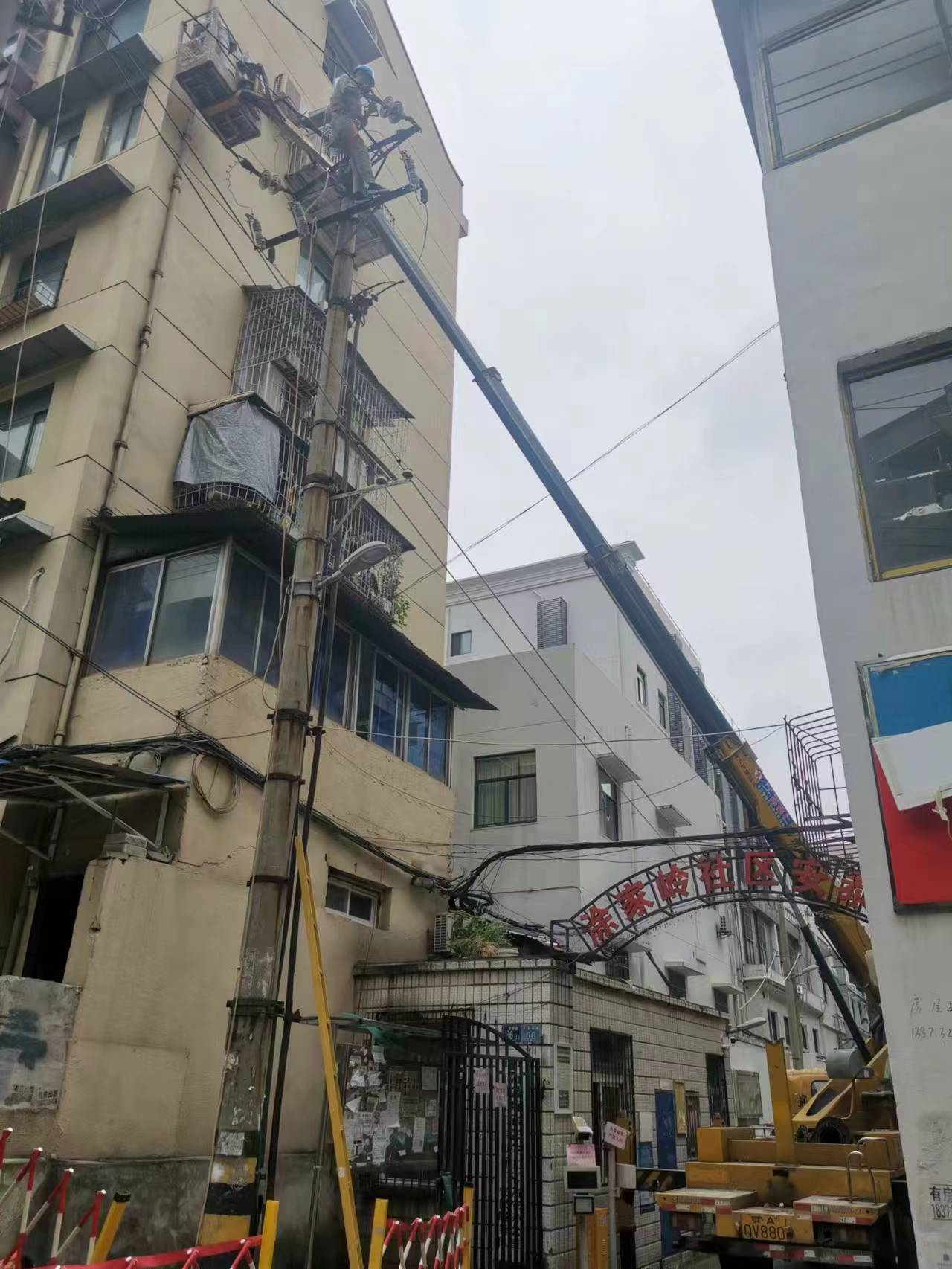 22米登高车高压供电线路检修施工现场