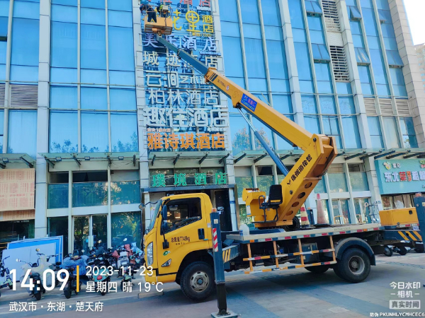 22米直臂高空作业车玻璃幕墙安装广告牌施工现场