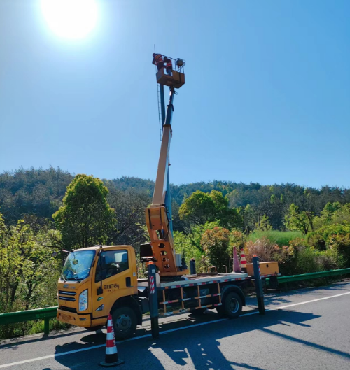 22米登高车高速上检修路灯施工现场