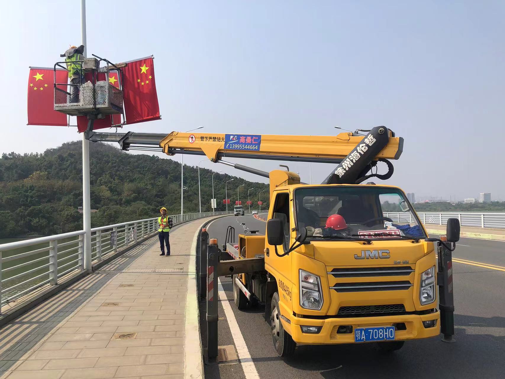 高曼仁登高车维修路灯，挂国旗，高空安装