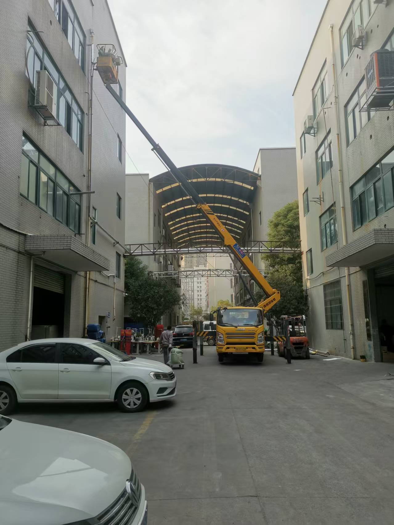 22米升降车安装落水管施工现场
