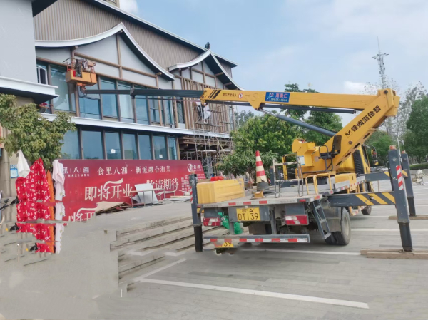 18米高空作业车拍摄广告施工现场，效率高