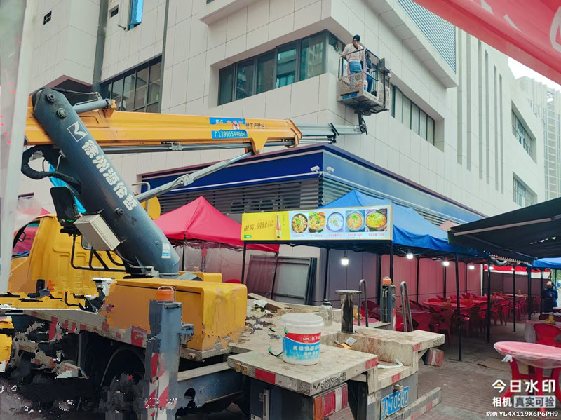 18米升降车载人粉刷外墙施工现场