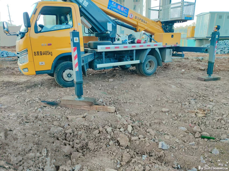 18米升降车轻轨站施工现场