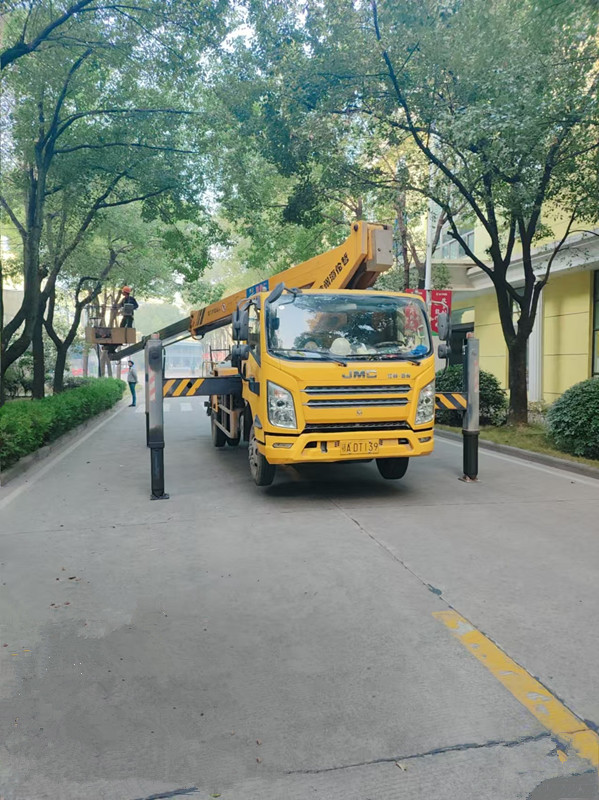 18米登高车修剪树枝施工现场，价格便宜