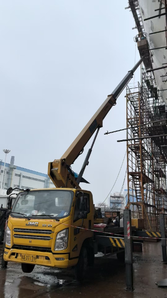 28米升降车拆除外墙围栏施工现场