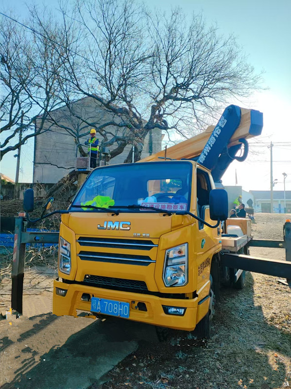 ​18米登高车园林合作施工现场