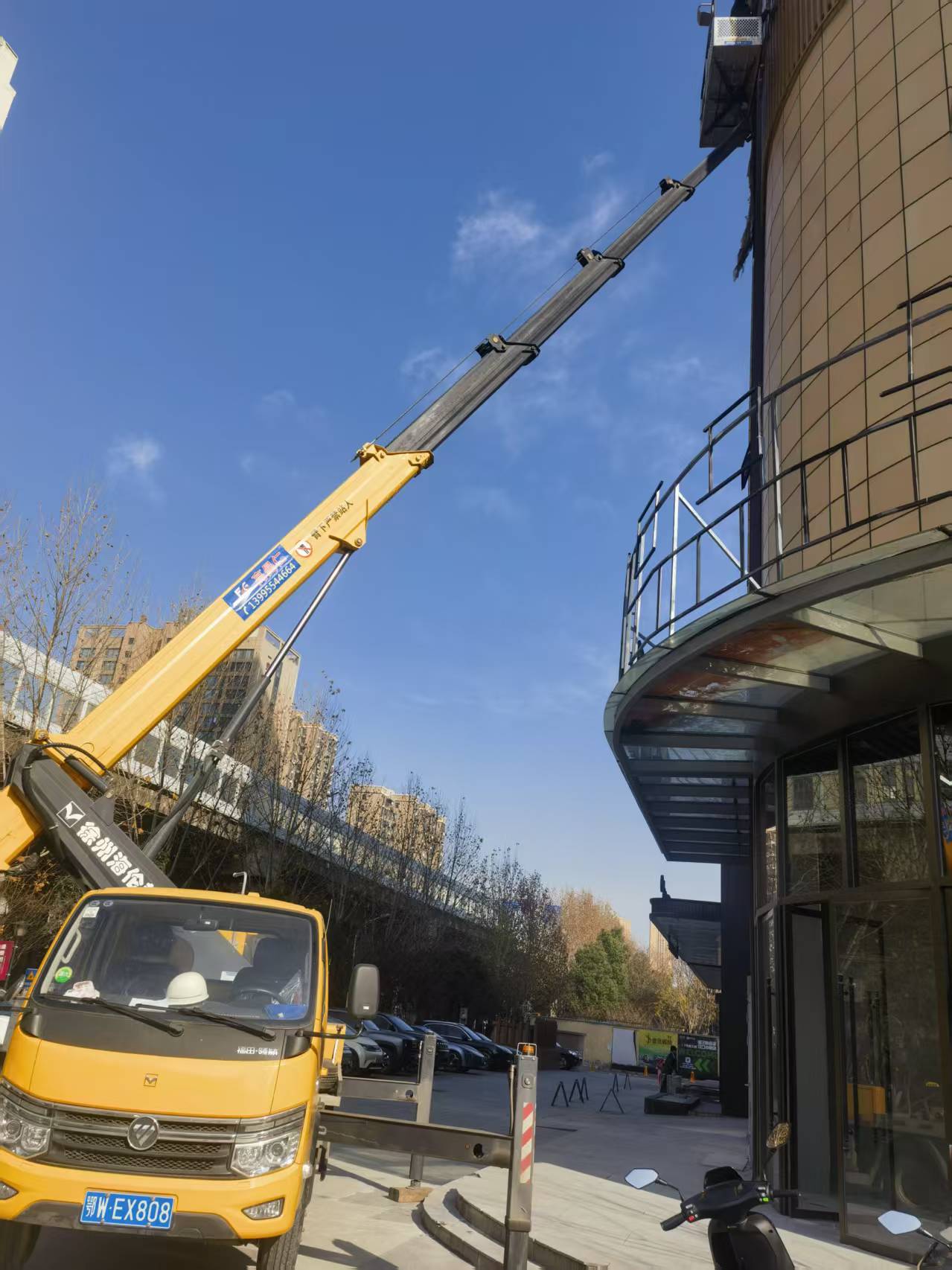 22米云梯车外墙安装屋顶设施施工现场